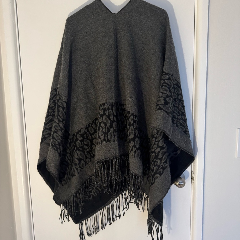 Free People Gray Leopard Print Fringe Edge Cape Wrap OS - Picture 3 of 4